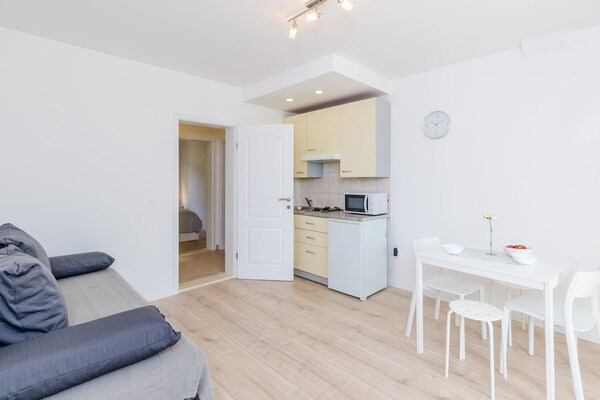 Comfortabel appartement met terras en gedeeltelijk zeezicht in Mlini - thumbnail 2