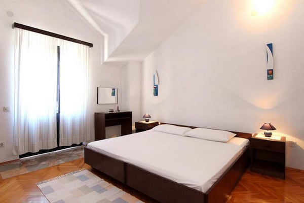 Op 300 m van het strand: Sfeervol appartement in Bol - thumbnail 6