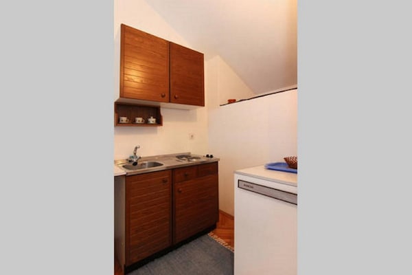 Op 300 m van het strand: Sfeervol appartement in Bol - thumbnail 3