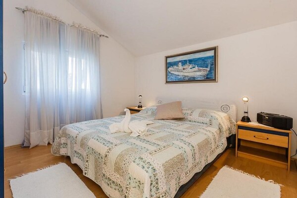 Knus appartement met terras op 400m van het strand in Supetar, Brač - thumbnail 6