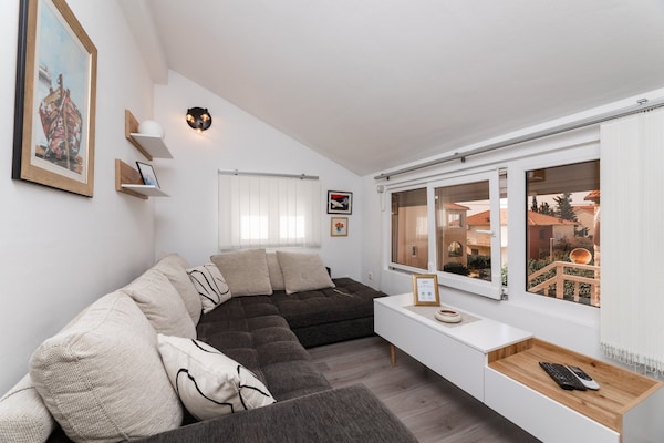 Comfortabel appartement met zonnig terras, 400 meter van zee in Supetar - thumbnail 1