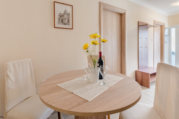 Appartement met 2 slaapkamers, terras en uitzicht op het zwembad in Okrug Gornji - thumbnail 5