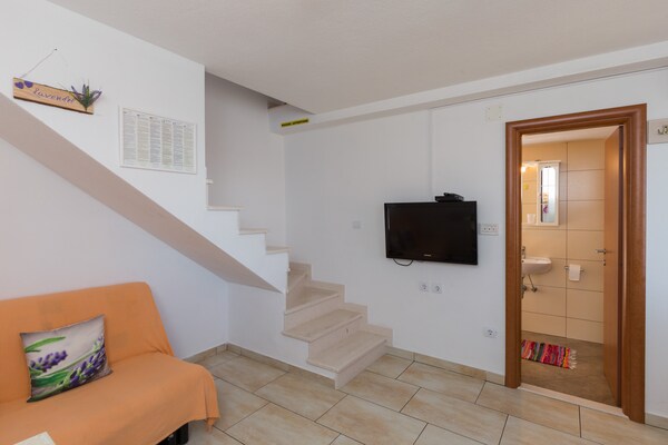 Knus appartement met terras en deels zeezicht op 100m van strand in Lozica - thumbnail 3