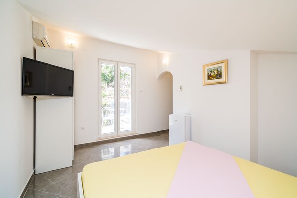 Dubrovnik kamer met balkon en tuinzicht op 800m van strand - thumbnail 3