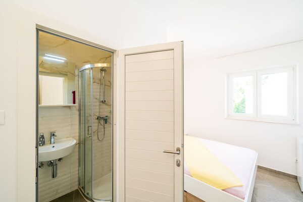 Op 800 m van het strand: Knus appartement in Kupari voor 2 personen · 12 m² - thumbnail 2