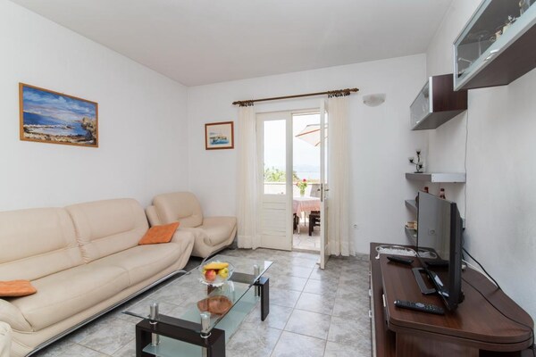 Apartment Alana: Ruim appartement met zeezicht en terras in Supetar, Brač - thumbnail 5