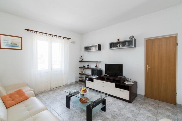 Apartment Alana: Ruim appartement met zeezicht en terras in Supetar, Brač - thumbnail 4