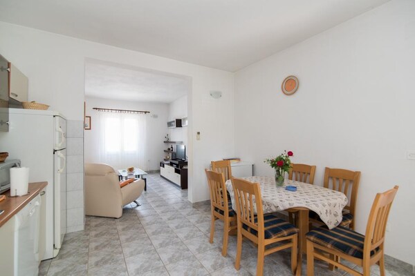 Apartment Alana: Ruim appartement met zeezicht en terras in Supetar, Brač - thumbnail 6