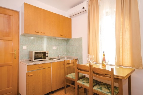 Op 400 m van het strand: Ruim appartement in Okrug Gornji · 3 pers. - thumbnail 2