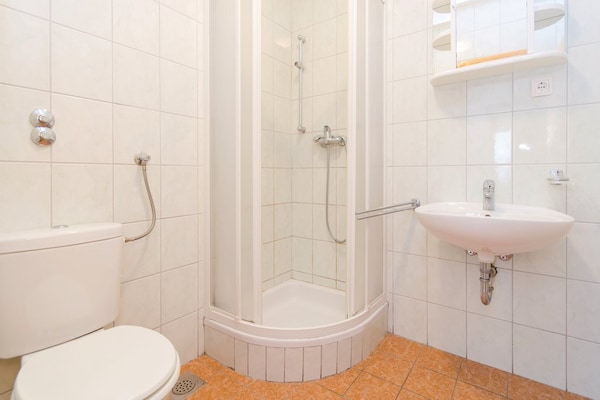 Op 400 m van het strand: Ruim appartement in Okrug Gornji · 3 pers. - thumbnail 6