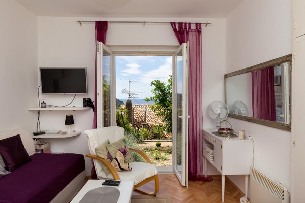 Studio met terras en zeezicht op 300m van oude centrum Dubrovnik - thumbnail 2