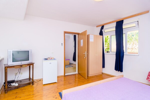 Suite met terras en zeezicht in Molunat, vlakbij het strand - thumbnail 5
