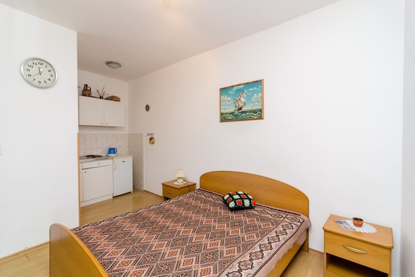 Rustgevend studio-appartement met terras in Molunat - thumbnail 2