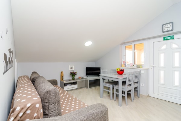 Ruim 5-persoons appartement met balkon en zeezicht in Banići bij Slano - thumbnail 2