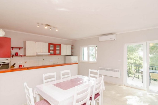 Aan zee: Ruim appartement in Saplunara voor 6 personen - thumbnail 1