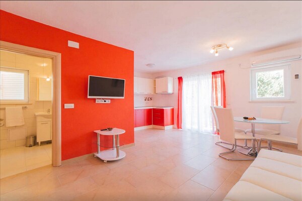 Appartement met zeezicht en balkon op 4 km van Omis - thumbnail 3
