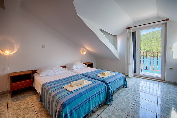 4-persoons appartement aan het strand in Lastovo - thumbnail 2