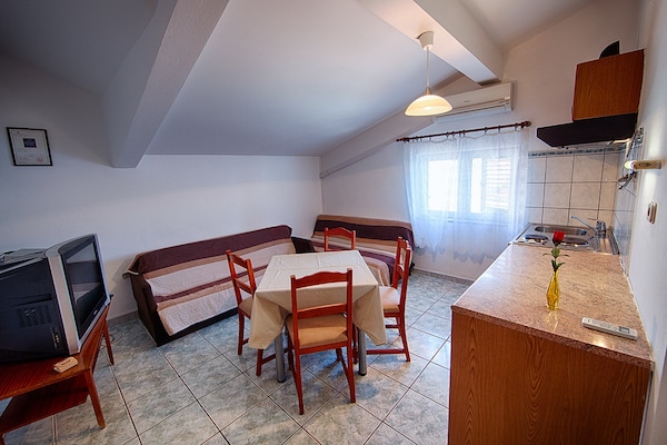 4-persoons appartement aan het strand in Lastovo - thumbnail 1