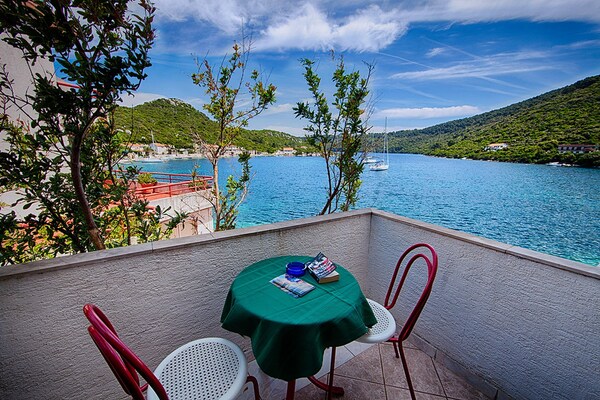 2-persoons appartement aan het strand in Lastovo - thumbnail 1