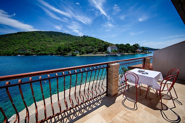 Aan het strand: Rustgevend appartement op Lastovo met zeezicht · 4 pers. - thumbnail 1