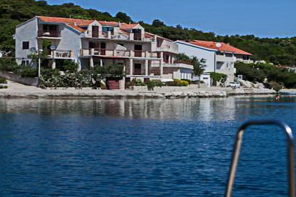 Aan het strand: Rustgevend appartement op Lastovo met zeezicht · 4 pers. - thumbnail 6