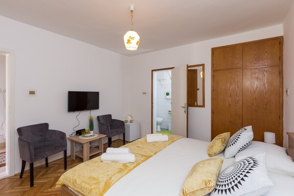 Zonnige kamer met terras en deels zeezicht bij de haven van Dubrovnik - thumbnail 3