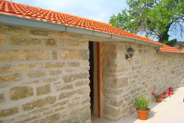 Authentiek stenen appartement met patio in Zrnovo, vlakbij Korcula - thumbnail 1