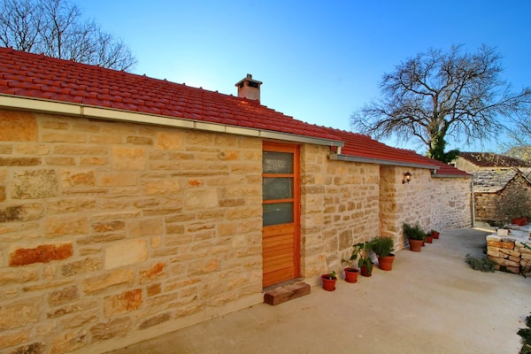 Authentiek stenen appartement met patio in Zrnovo, vlakbij Korcula - thumbnail 2