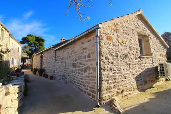Authentiek stenen appartement met patio in Zrnovo, vlakbij Korcula - thumbnail 4