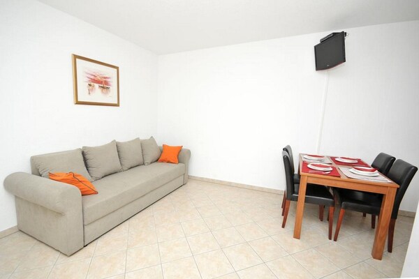 Aan het strand: Comfortabel appartement in Okrug Gornji - thumbnail 2