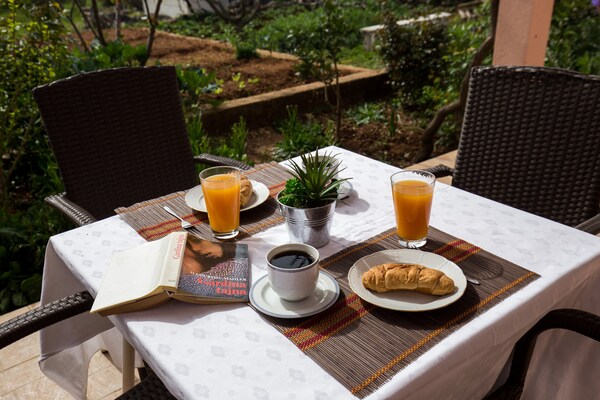 Ruim appartement met terras en tuinzicht in het rustige Banići, vlak bij zee - thumbnail 1