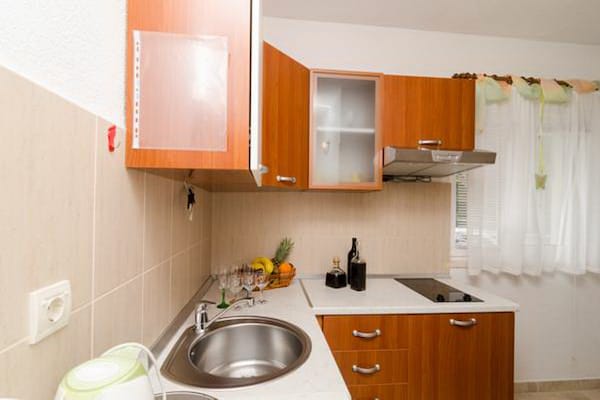 Knus appartement met terras op 200m van zandstrand Saplunara - thumbnail 4