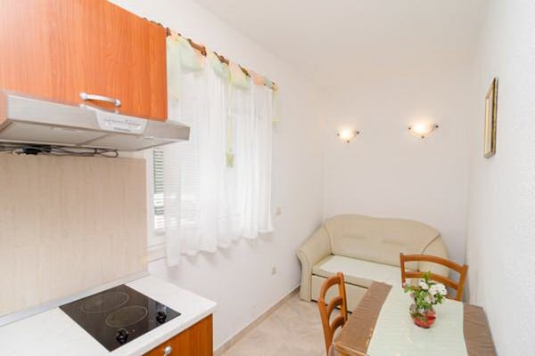 Knus appartement met terras op 200m van zandstrand Saplunara - thumbnail 2