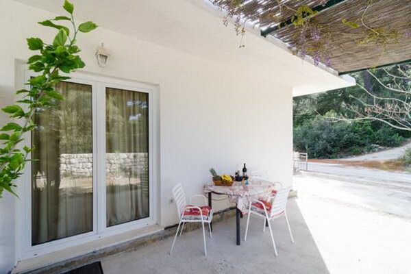 Knus appartement met terras op 200m van zandstrand Saplunara - thumbnail 1
