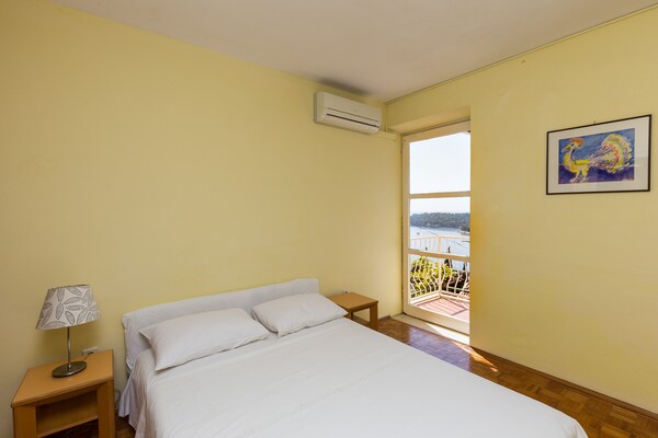 Dubrovnik kamer met balkon en uitzicht op zee, vlakbij strand - thumbnail 2