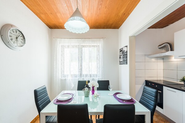 Ruim appartement met balkon op 15 minuten van het centrum van Split - thumbnail 2
