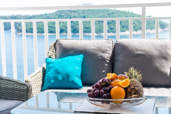 Ruim appartement met balkon en adembenemend zeezicht in Ploče, vlakbij de oude stad - thumbnail 1