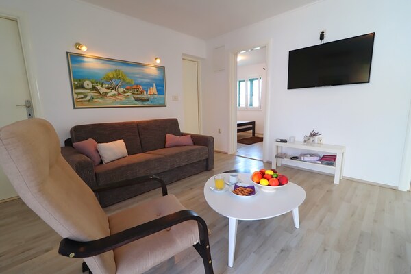 Villa Lavanda: Ruime 5-slaapkamer villa met privézwembad en zeezicht in Zavalatica - thumbnail 4
