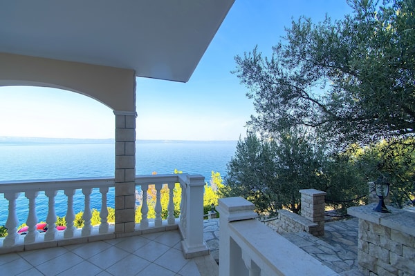 Zonovergoten villa aan zee met privézwembad en weids uitzicht op Korčula - thumbnail 1
