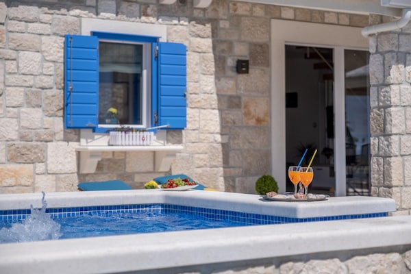 Villa Blue Sky in Bol: Ruimte, privacy en twee verwarmde zwembaden aan zee - thumbnail 6