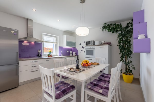 Villa Blue Sky in Bol: Ruimte, privacy en twee verwarmde zwembaden aan zee - thumbnail 3