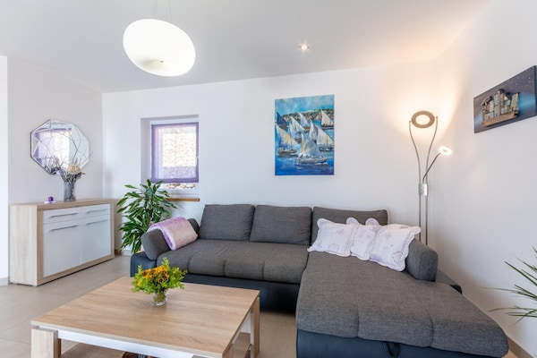 Villa Blue Sky in Bol: Ruimte, privacy en twee verwarmde zwembaden aan zee - thumbnail 2