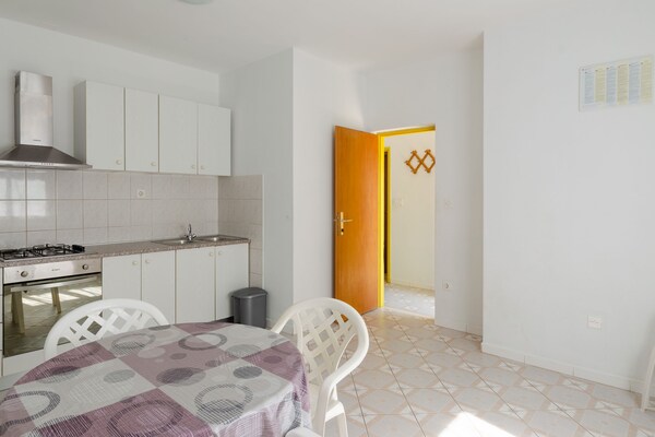 Ruim appartement met terras nabij de kust in Blato - thumbnail 2