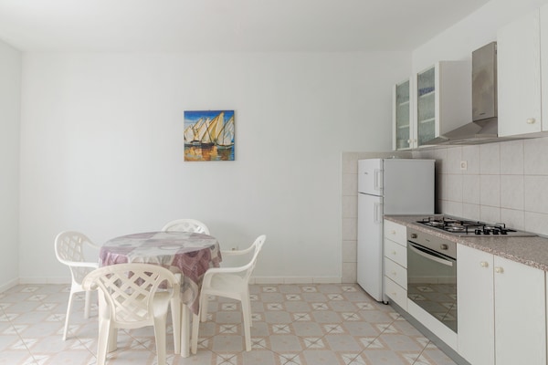 Ruim appartement met terras nabij de kust in Blato - thumbnail 3
