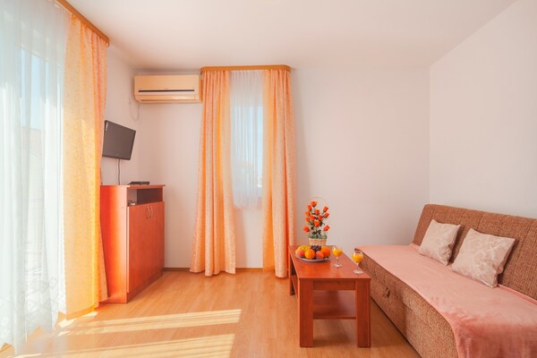 Appartement met balkon op 100m van strand in Supetar, eiland Brač - thumbnail 2