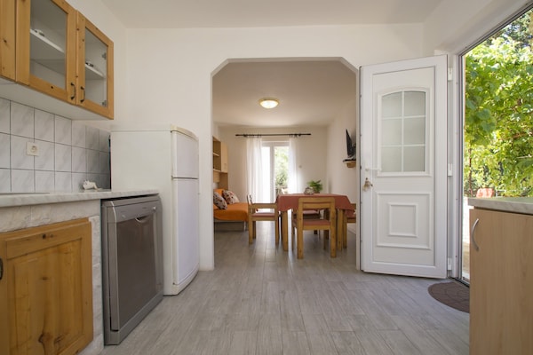 Appartement Dana in Vela Luka: Direct aan zee met terras - thumbnail 4