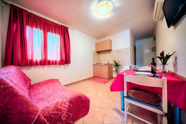 Compact appartement met balkon en zeezicht op 100 meter van het strand van Lastovo - thumbnail 1