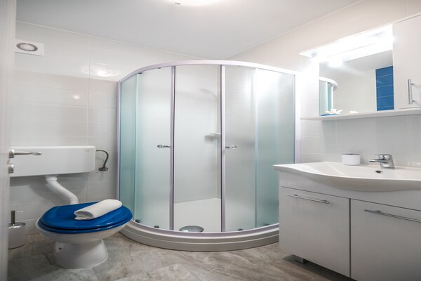 Knusse Twin Room (Blue) met gedeelde keuken, 500m van strand in Vela Luka - thumbnail 5