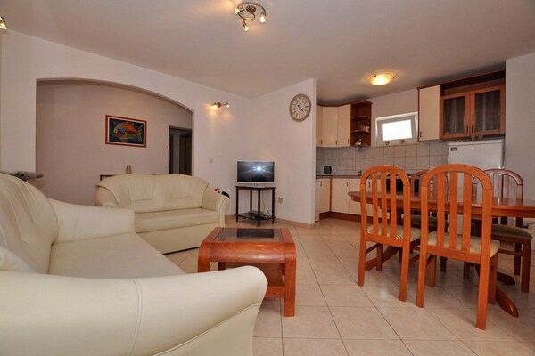 Comfortabel appartement met zeezicht en balkon in Postira, vlakbij het strand - thumbnail 2