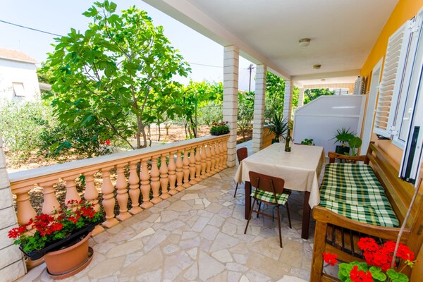 Knus appartement met zonnig terras op 200 meter van het strand in Trogir - thumbnail 1